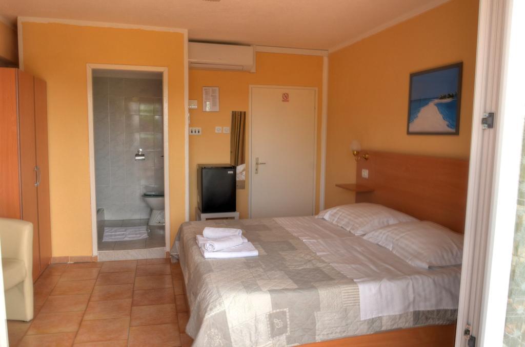 Hotel Pansion Begic Omiš Esterno foto