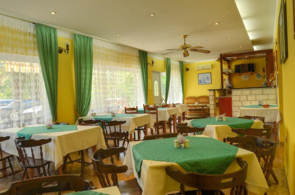 Hotel Pansion Begic Omiš Esterno foto