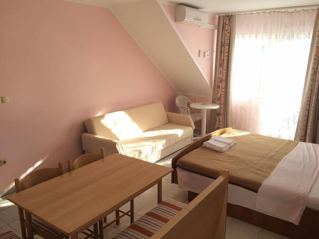 Hotel Pansion Begic Omiš Esterno foto