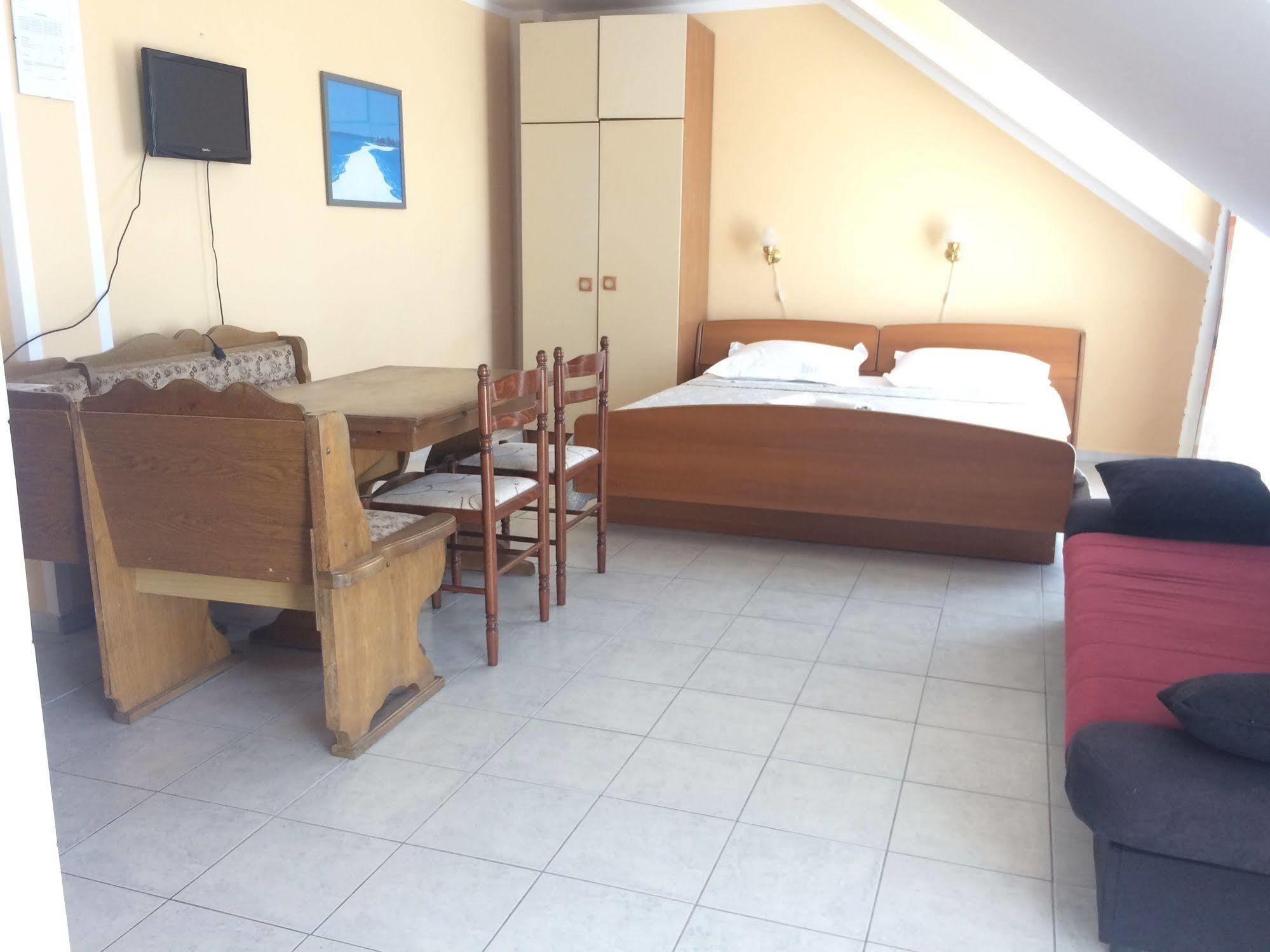 Hotel Pansion Begic Omiš Esterno foto