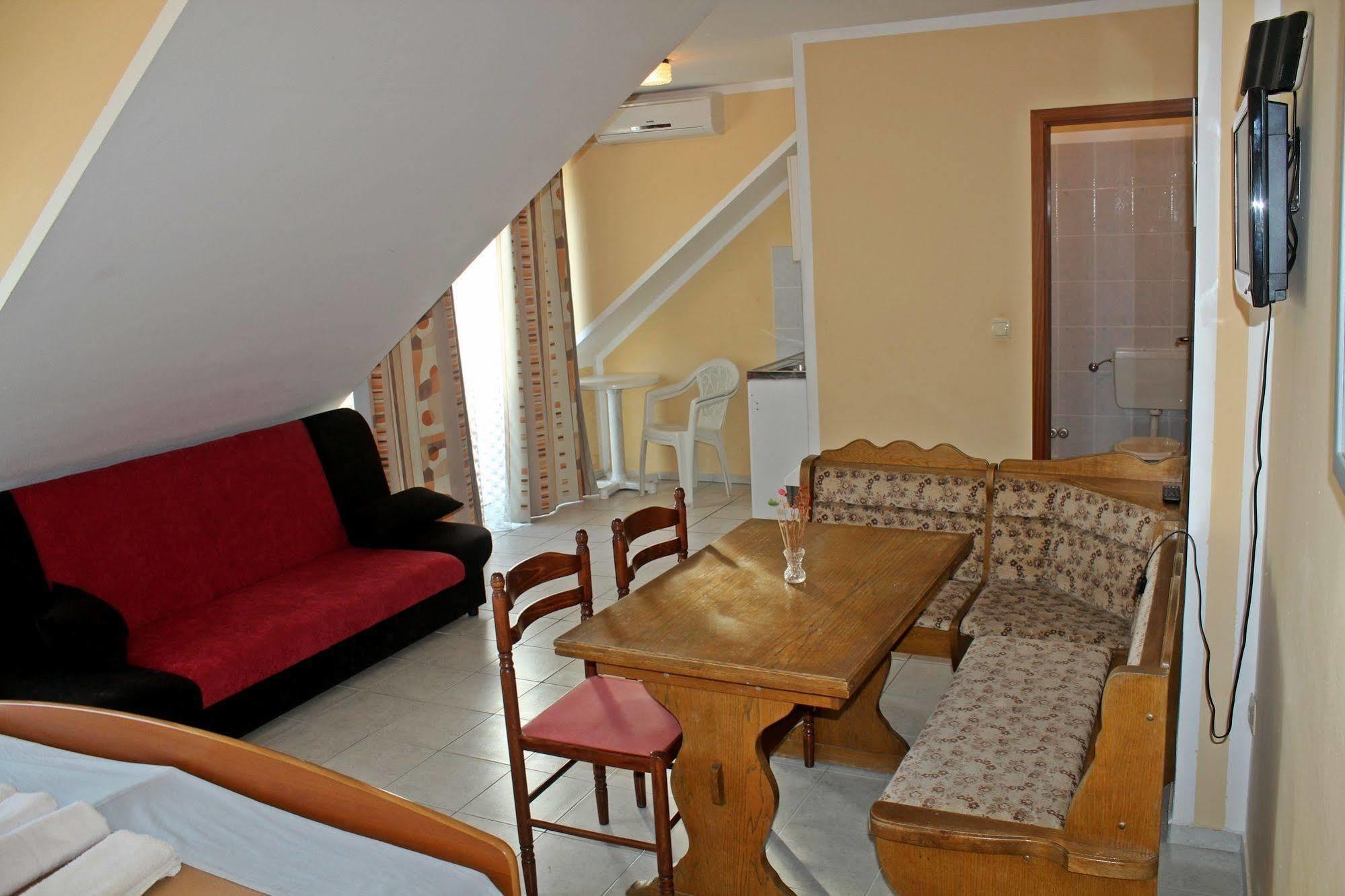 Hotel Pansion Begic Omiš Esterno foto