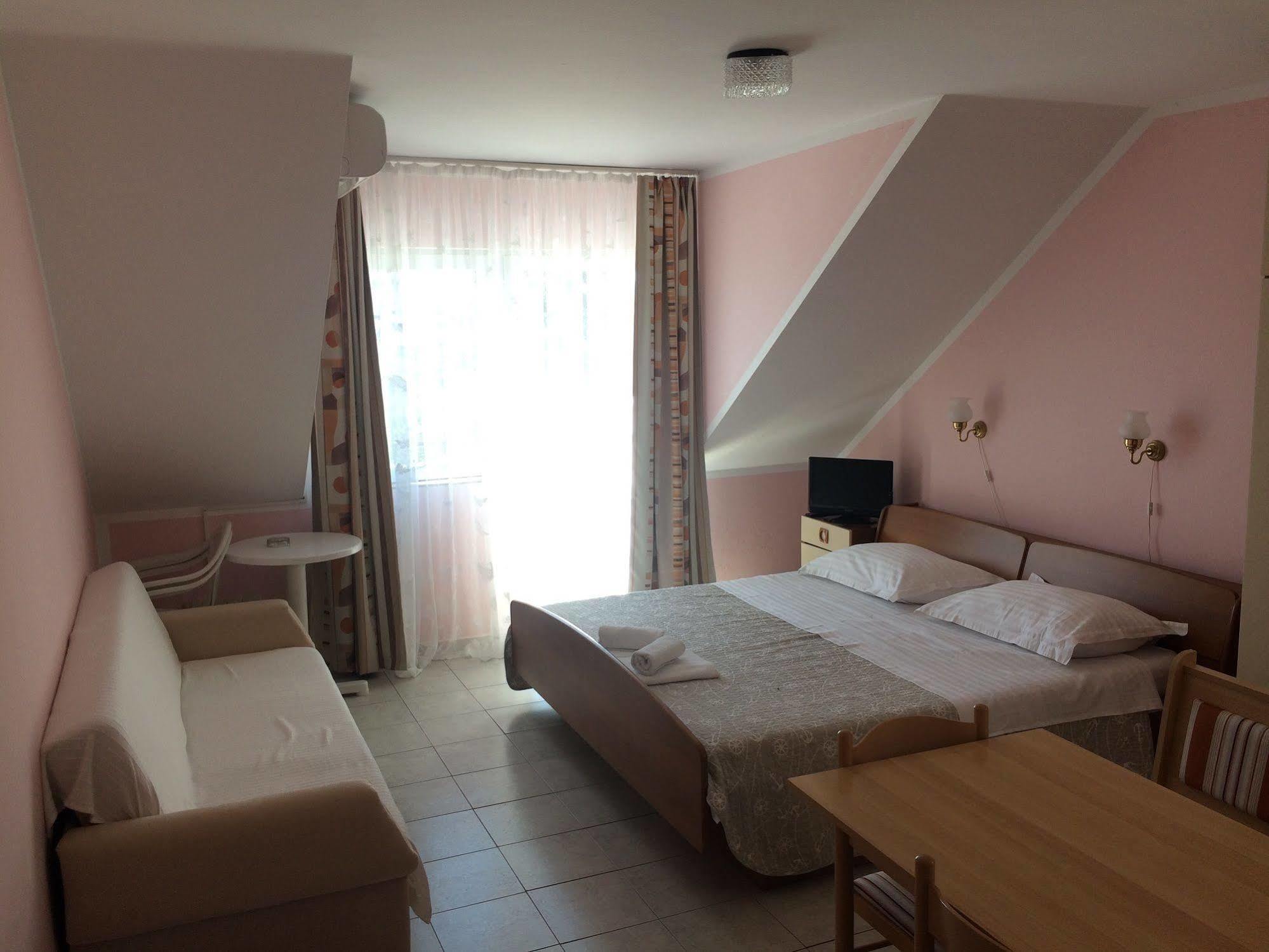Hotel Pansion Begic Omiš Esterno foto