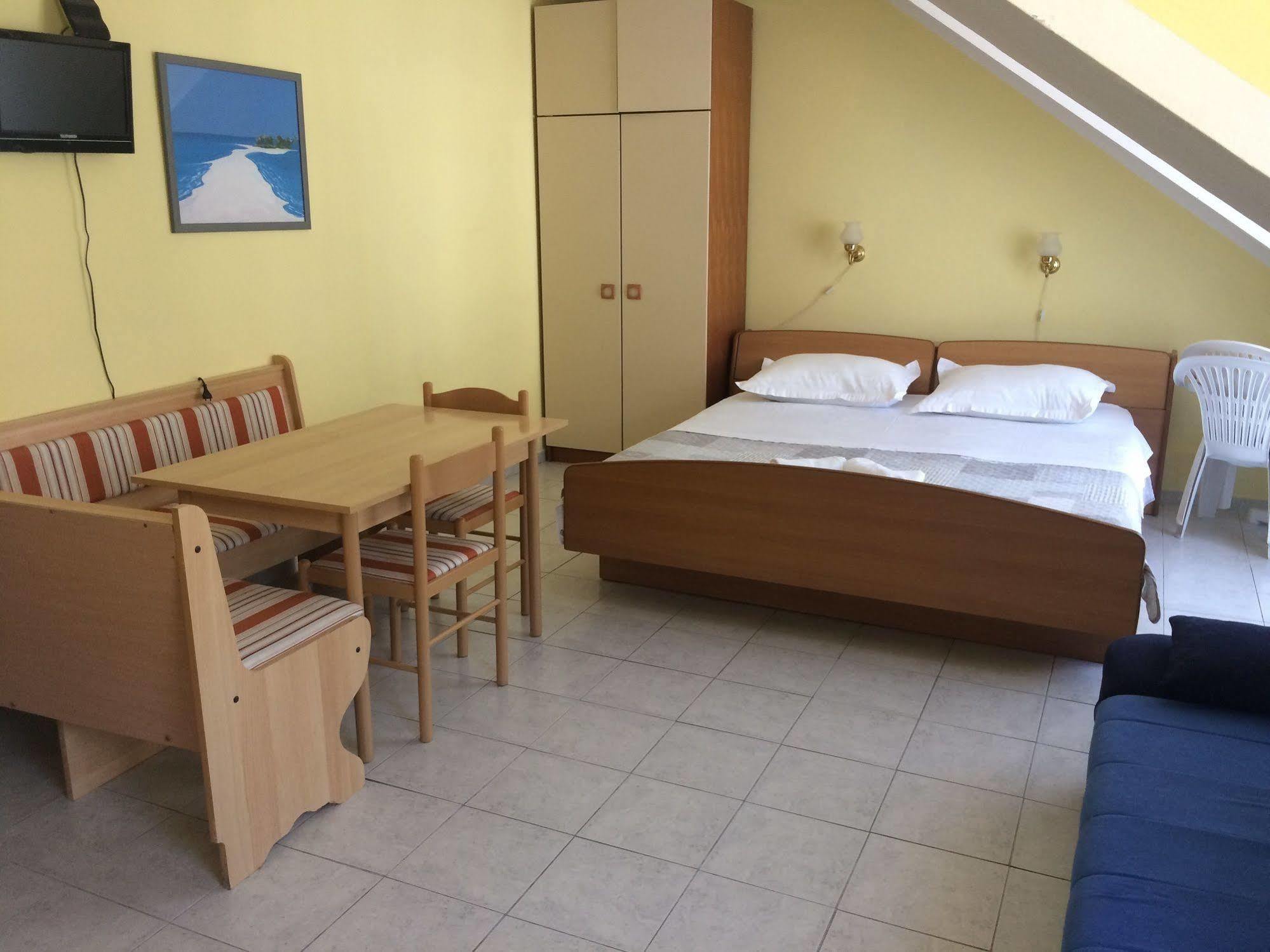 Hotel Pansion Begic Omiš Esterno foto