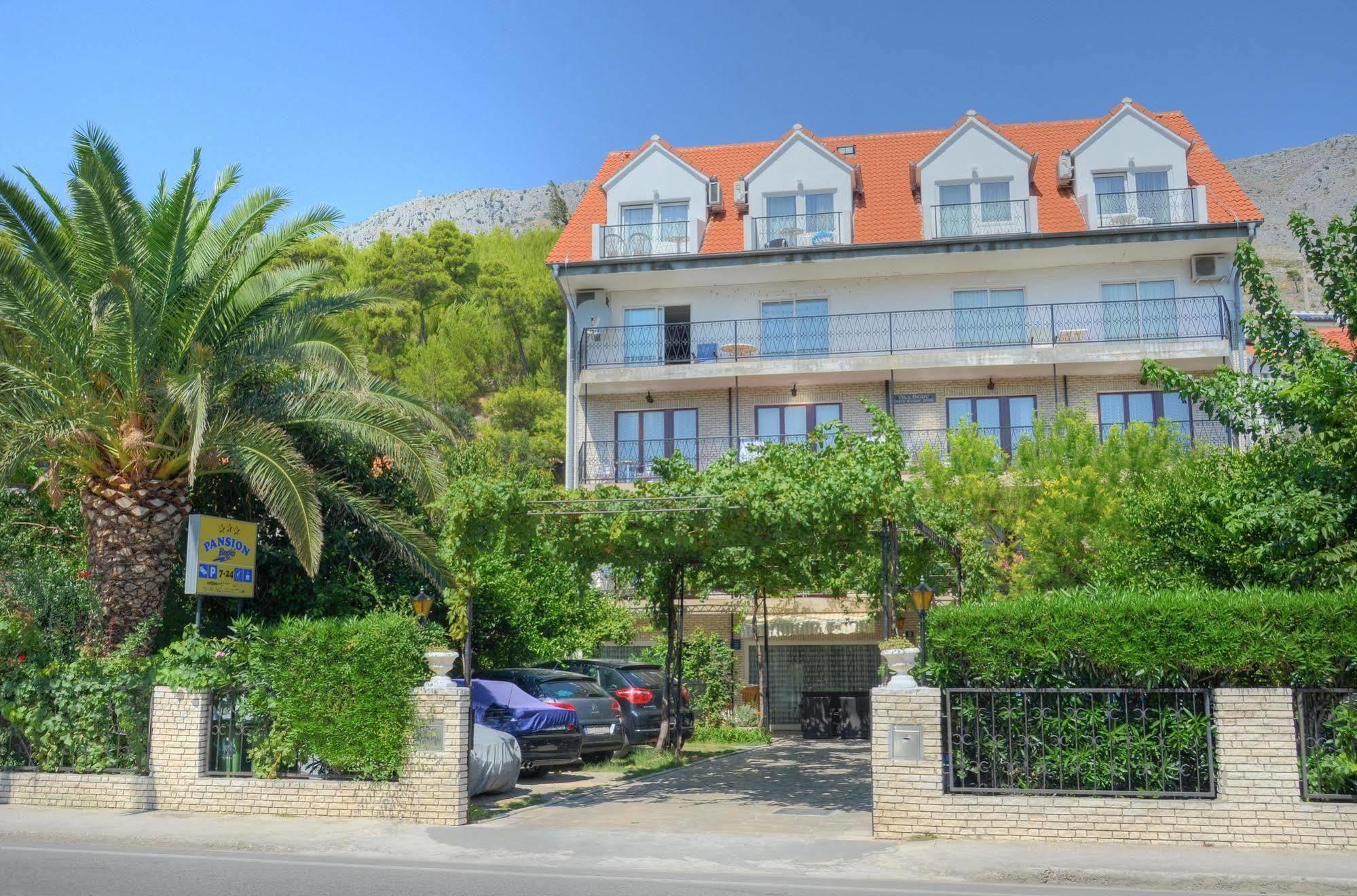 Hotel Pansion Begic Omiš Esterno foto