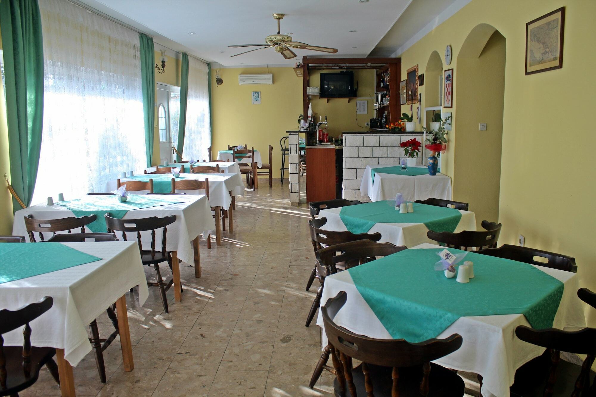 Hotel Pansion Begic Omiš Esterno foto
